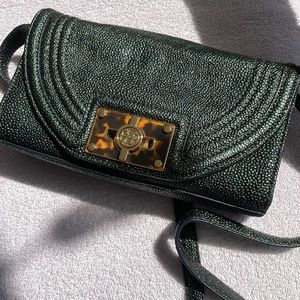 NWOT Tory Burch Tortoise logo clutch crossbody